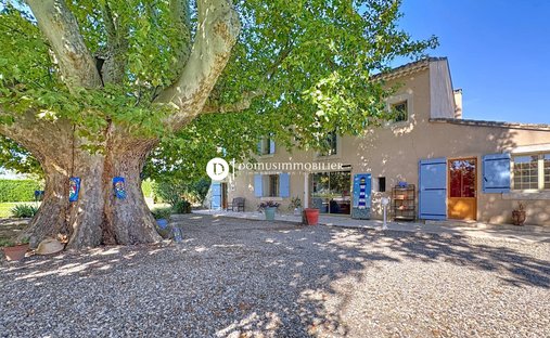 House in Centre Ville, Le Thor, France 1