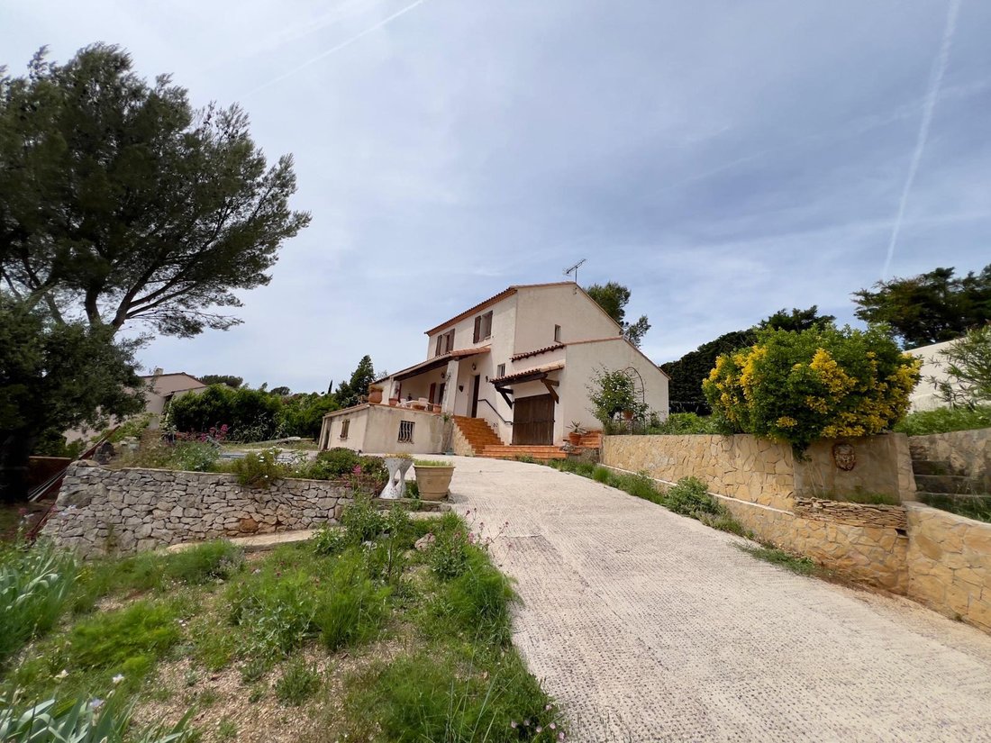 Villa in Carnoux-en-Provence, Provence-Alpes-Côte d'Azur, France 2 - 17423231