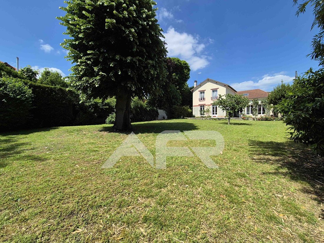 House in Chatou, Ile-de-France, France 2 - 18008829