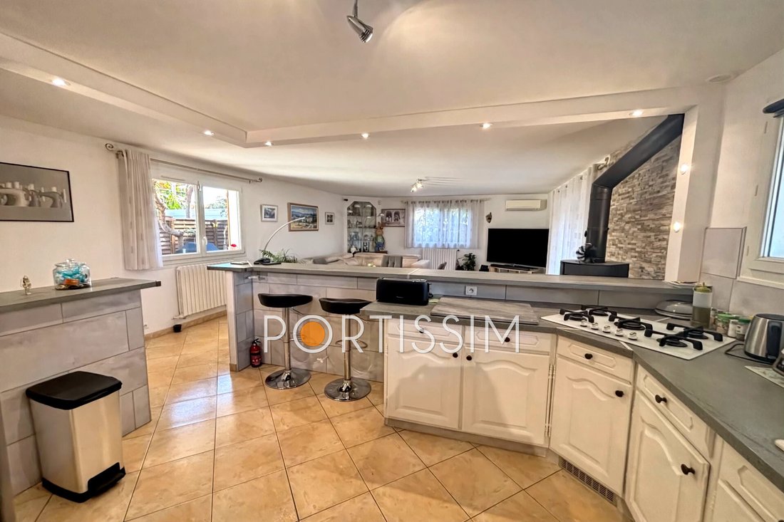 Villa in Saint-Laurent-du-Var, Provence-Alpes-Côte d'Azur, France 4 - 18006061