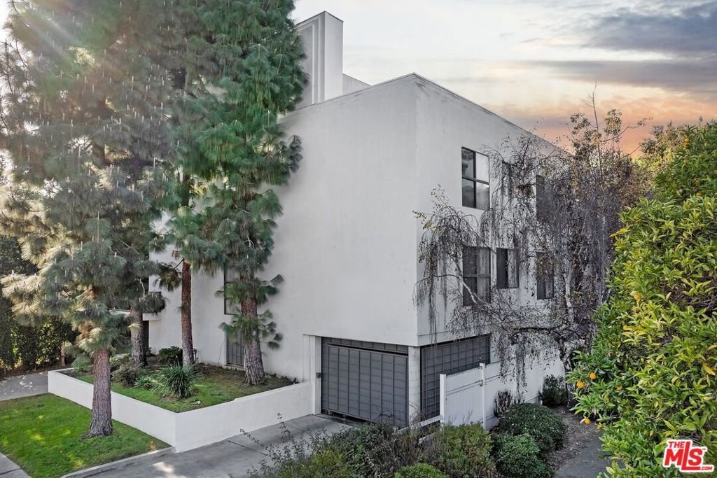 Los Angeles, California, United States 2 - 18008332
