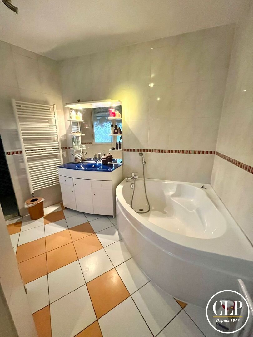 House in Fontenay-sous-Bois, Ile-de-France, France 3 - 18009287