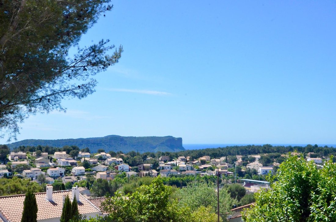 Villa in Carnoux-en-Provence, Provence-Alpes-Côte d'Azur, France 1 - 17423231