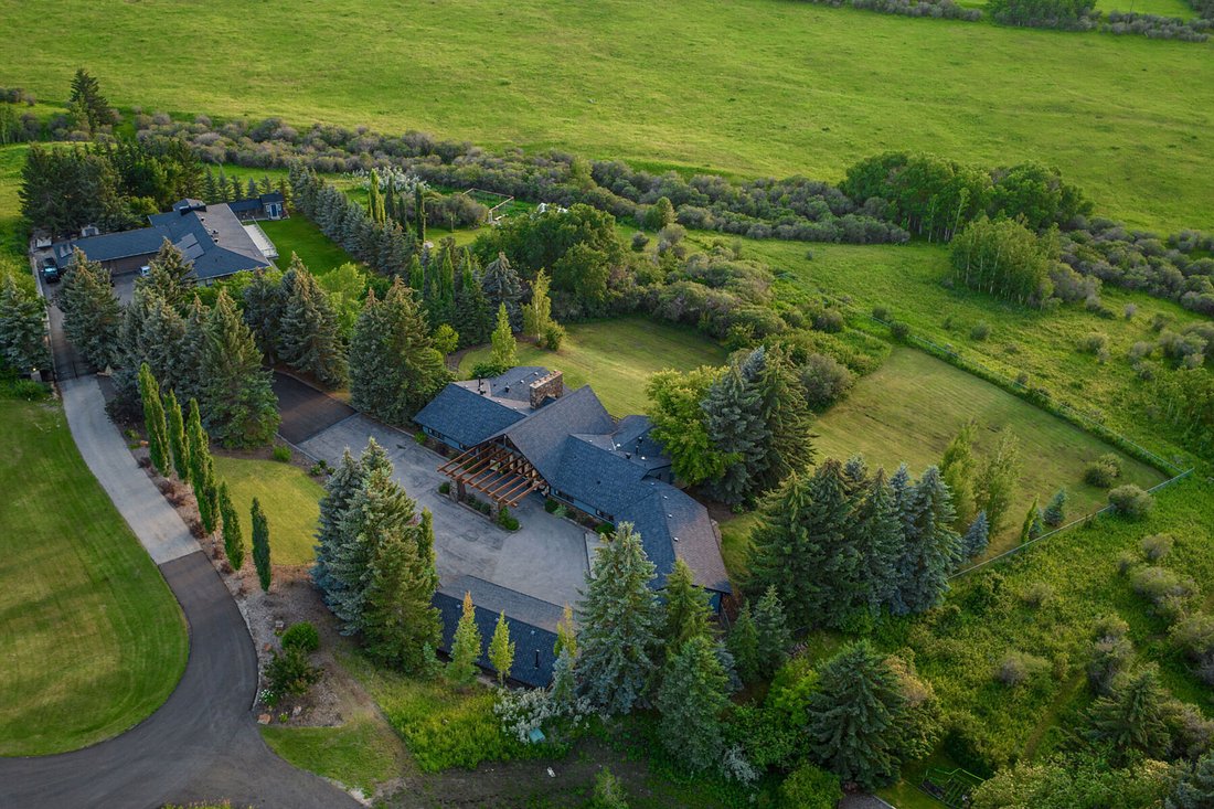 House in Calgary, Alberta, Canada 1 - 17932186