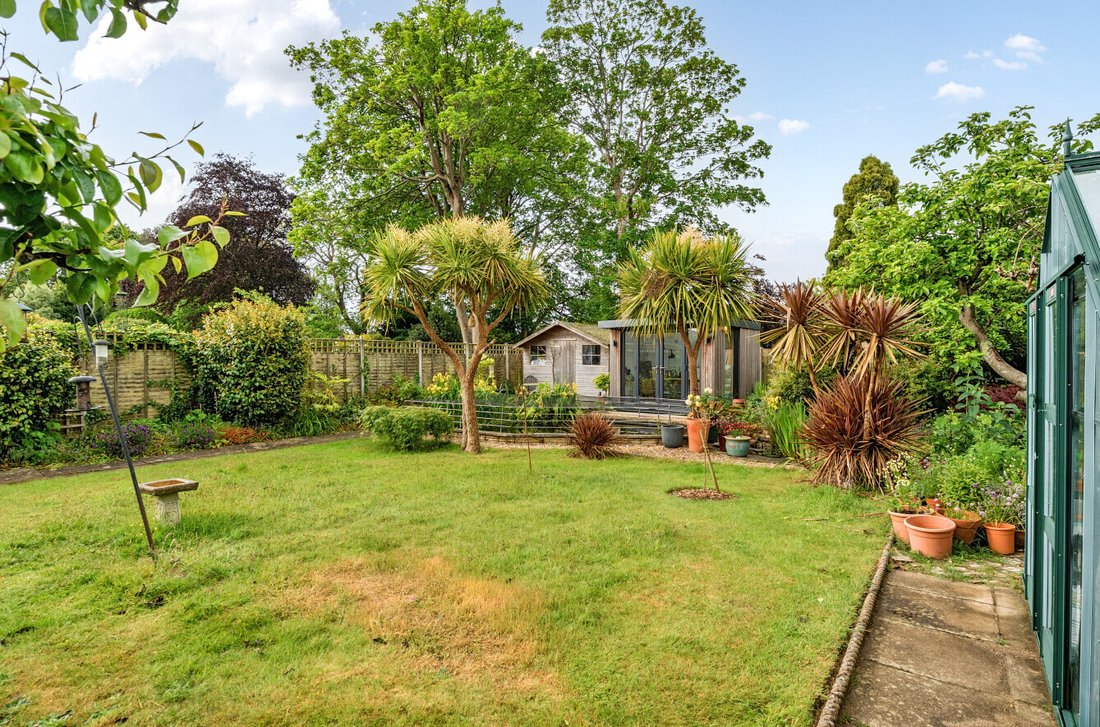 Bungalow in Christchurch, England 3 - 18007742