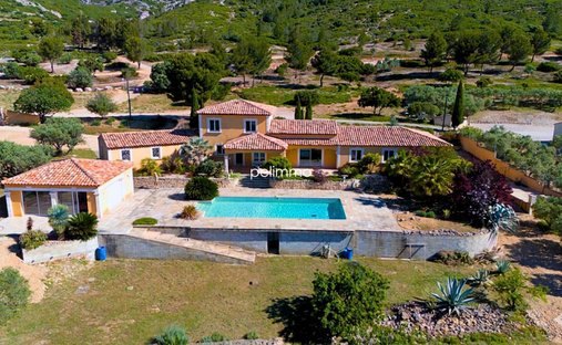 House in La Fare-les-Oliviers, Provence-Alpes-Côte d'Azur, France 1