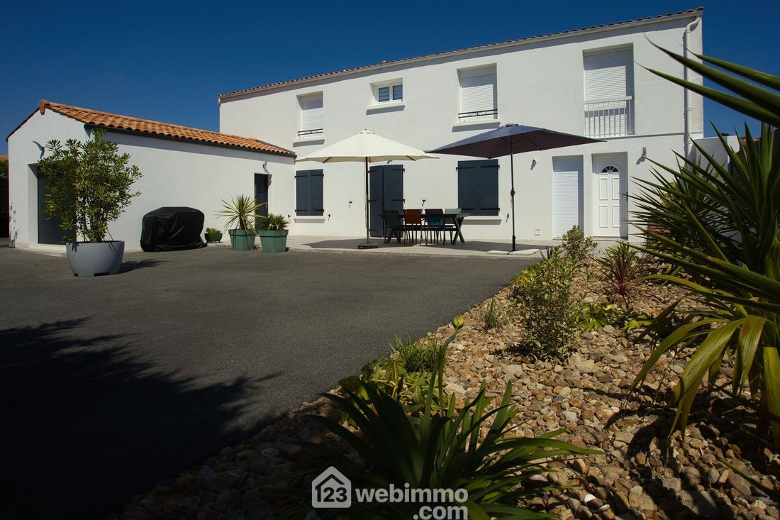 Villa in Sud, Nieul-sur-Mer, France 2 - 15984253