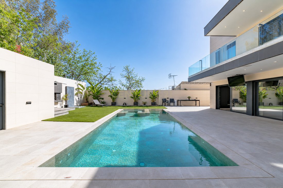 Villa in Santa Coloma de Gramenet, Catalonia, Spain 4 - 18009634
