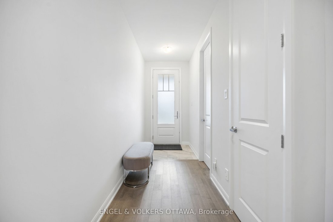 Townhouse in Ottawa, Ontario, Canada 2 - 18010212
