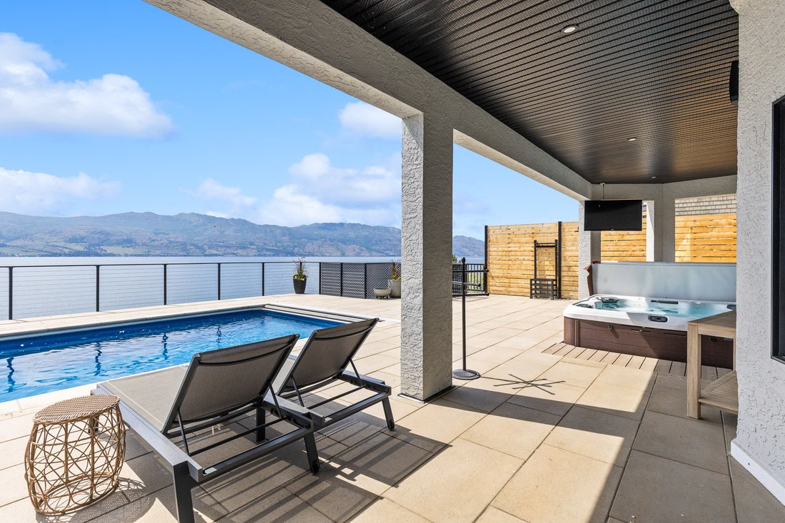 House in West Kelowna, British Columbia, Canada 1 - 18010283