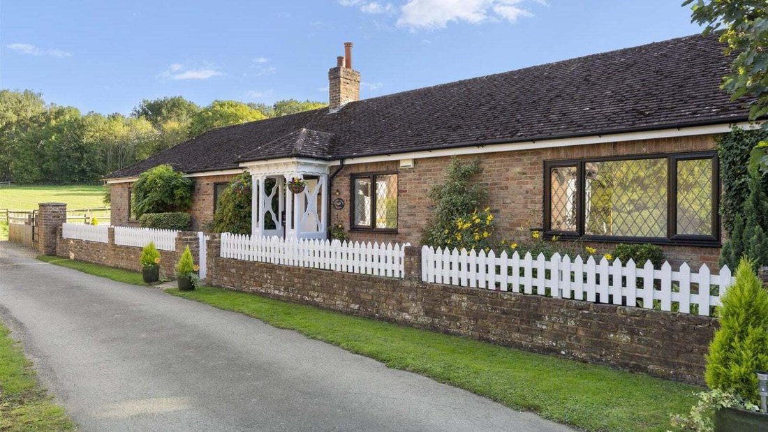 Bungalow in Tatling End, Gerrards Cross, England 2 - 16786597