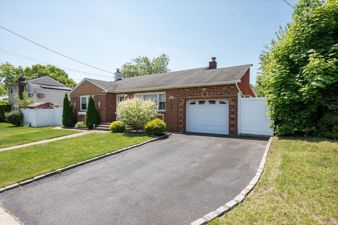 House in North Babylon, New York, United States 2 - 18007200