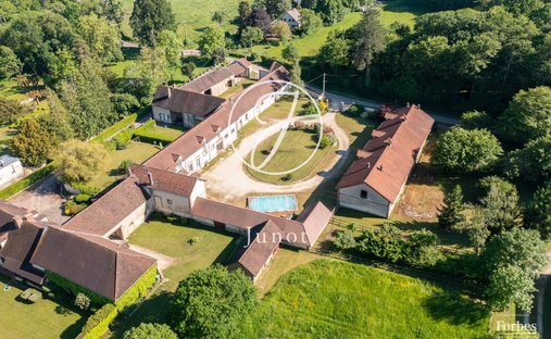 Estate in Le Val d'Ocre, Bourgogne – Franche-Comté, France 1