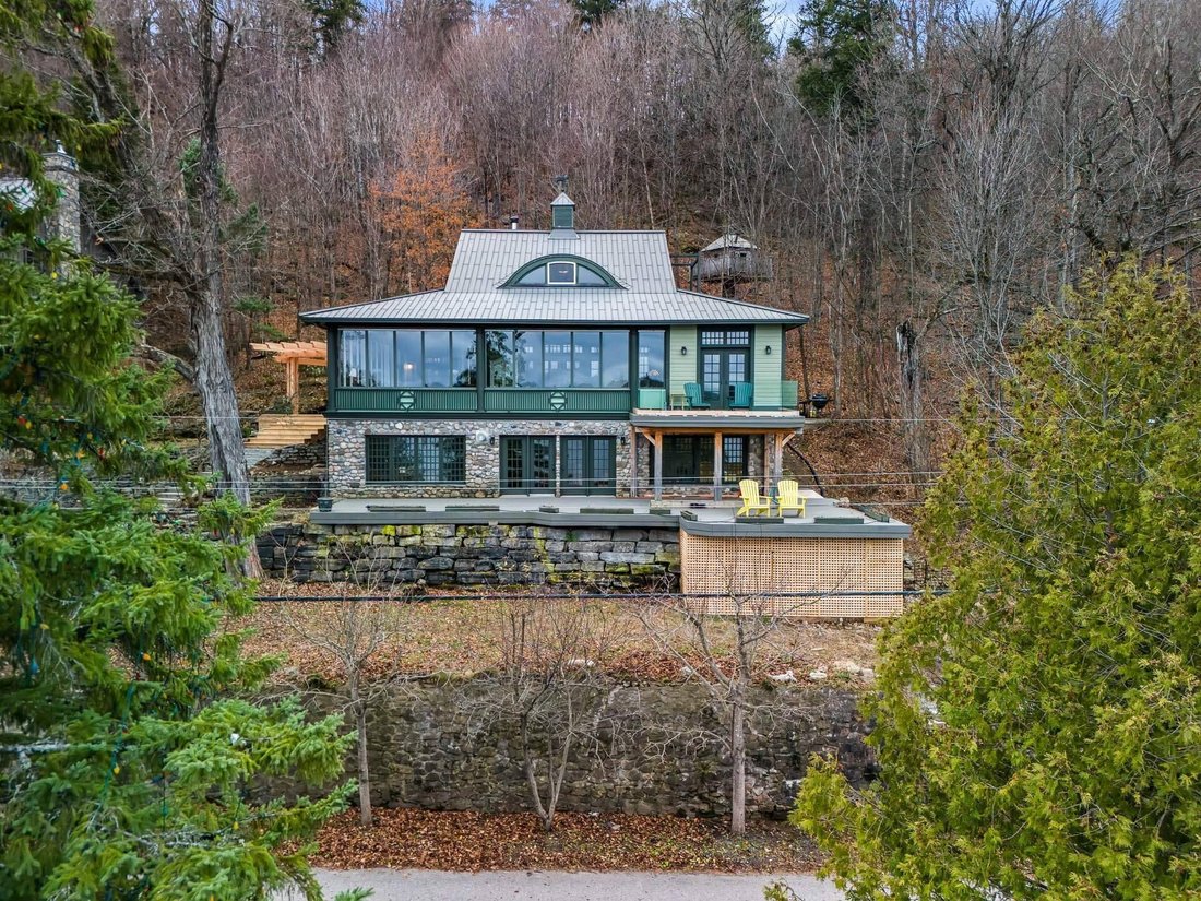 House in Chelsea, Quebec, Canada 1 - 18012086