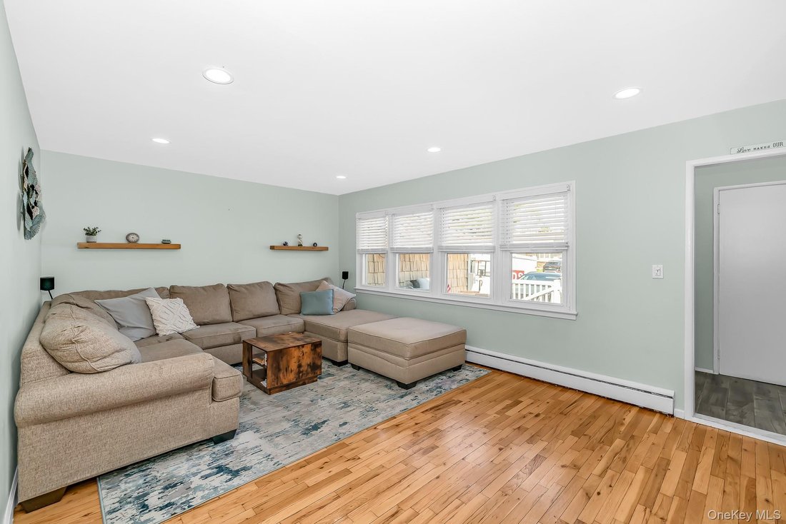 House in Bethpage, New York, United States 3 - 18011931