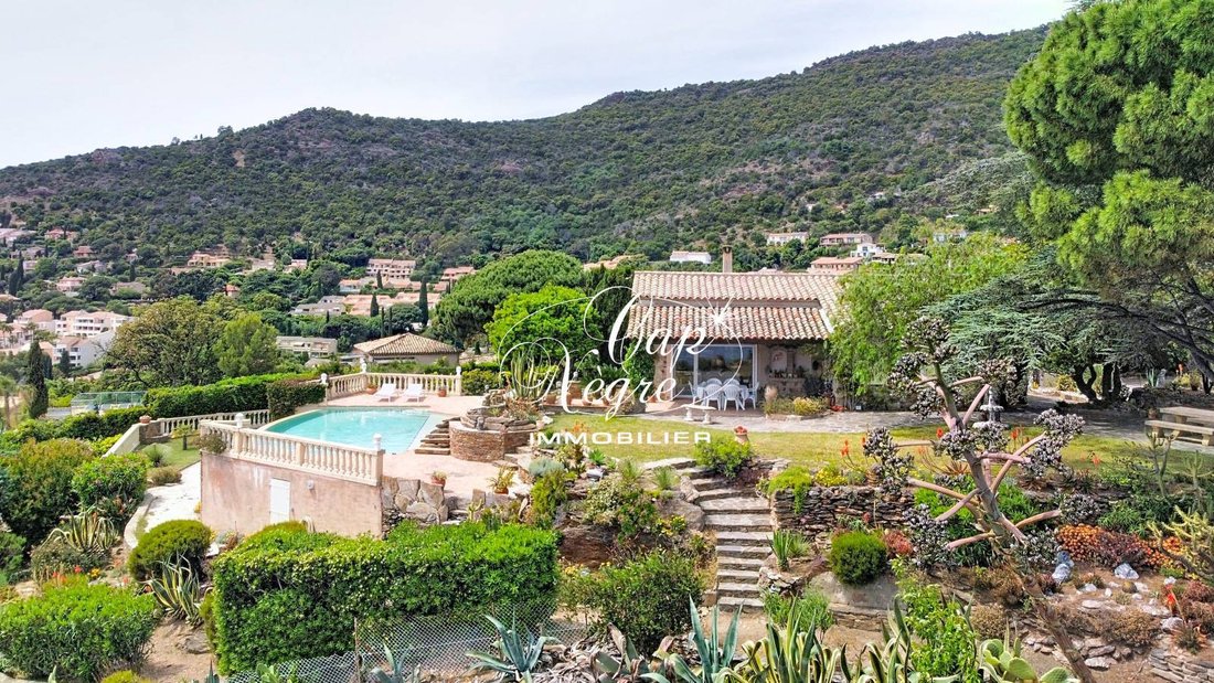 Estate in Rayol-Canadel-sur-Mer, Provence-Alpes-Côte d'Azur, France 4 - 18009123