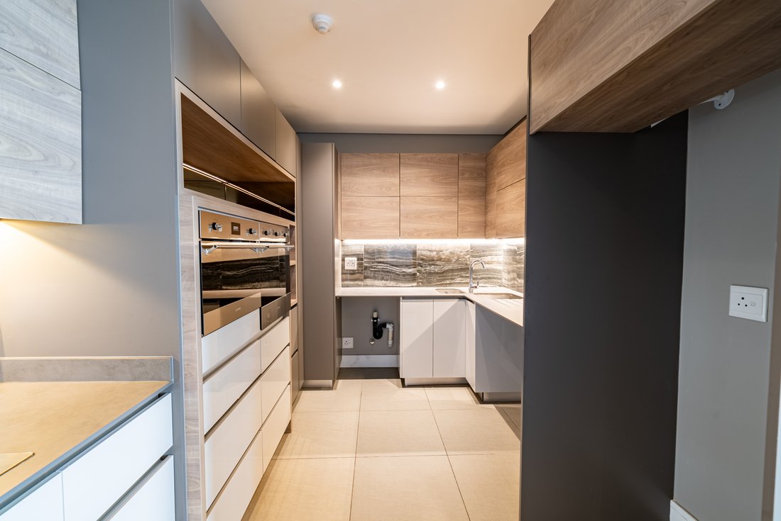 Apartment in Illovo, Chislehurston, Gauteng 5 - 18011467