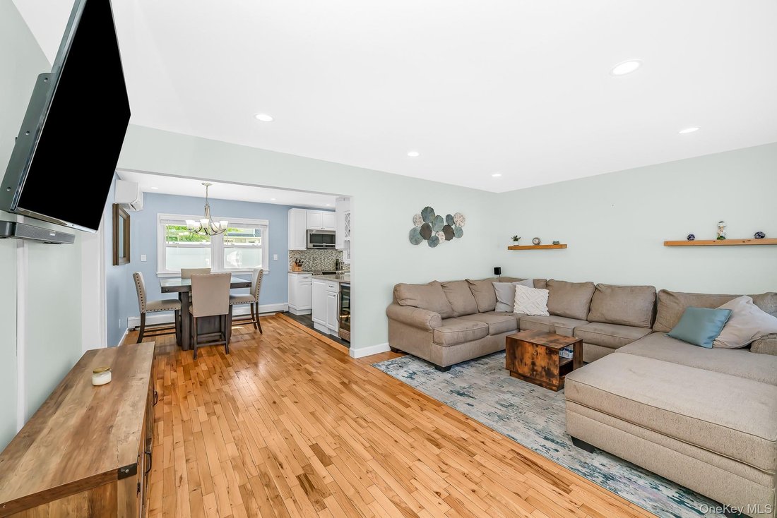 House in Bethpage, New York, United States 4 - 18011931