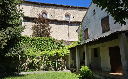 Haus in Die, Auvergne-Rhone-Alpen, Frankreich 1