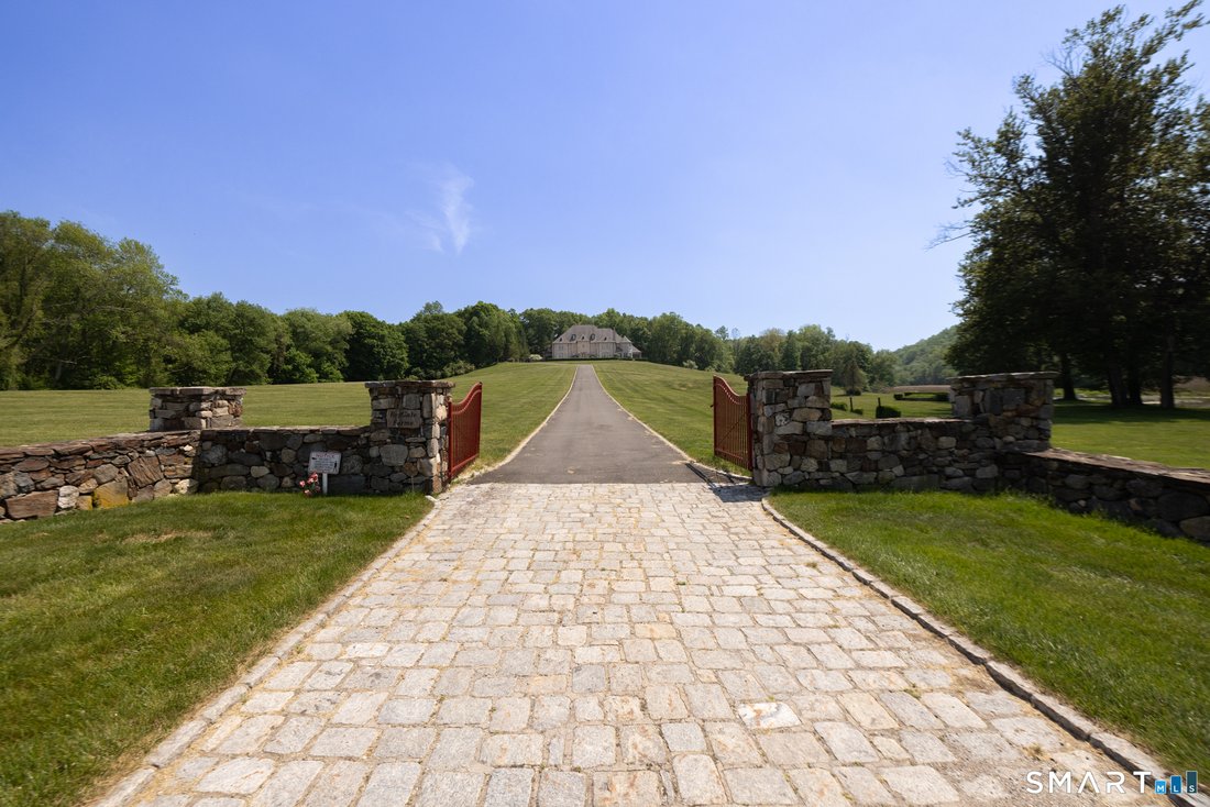Newtown, Connecticut, United States 3 - 18007145
