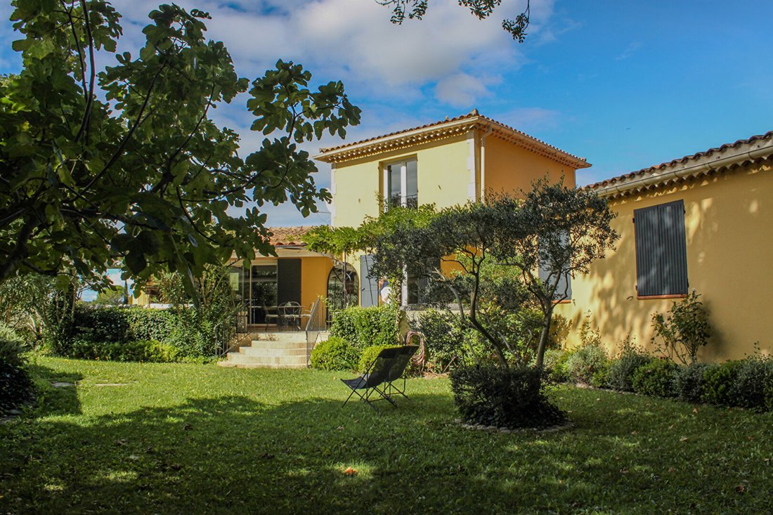 Villa in Althen-des-Paluds, Provence-Alpes-Côte d'Azur, France 2 - 18006953