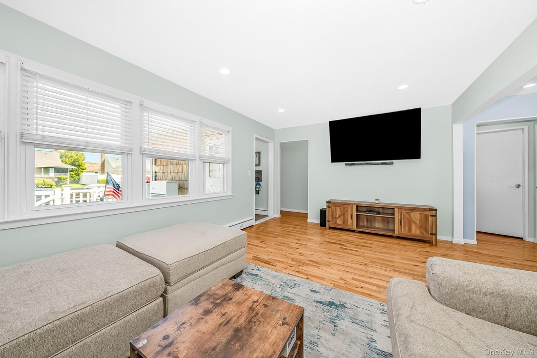 House in Bethpage, New York, United States 5 - 18011931