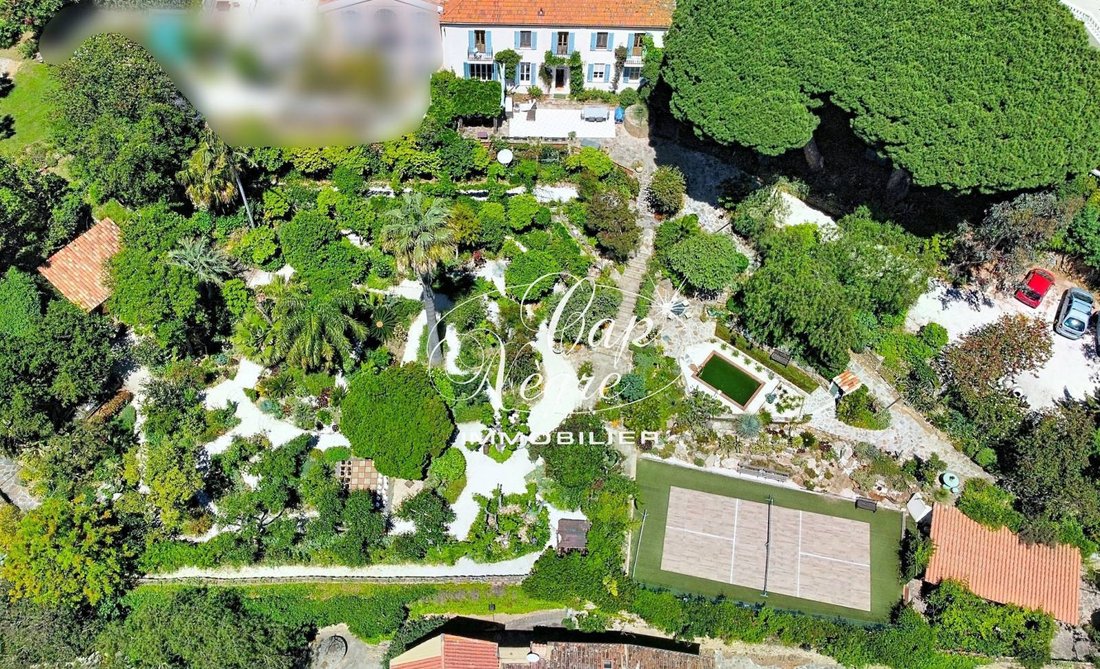 Estate in Nord Est, Bormes-les-Mimosas, France 3 - 18009167