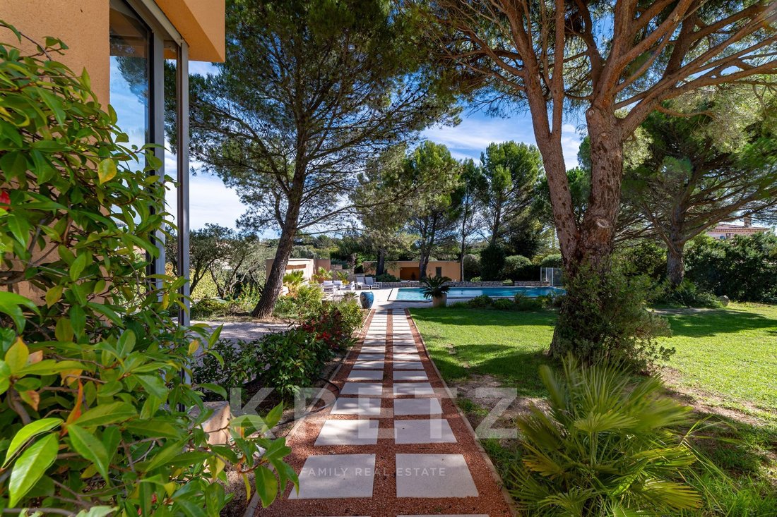 Villa in Montagne des Chèvres, Villeneuve-lès-Avignon, France 2 - 18010491