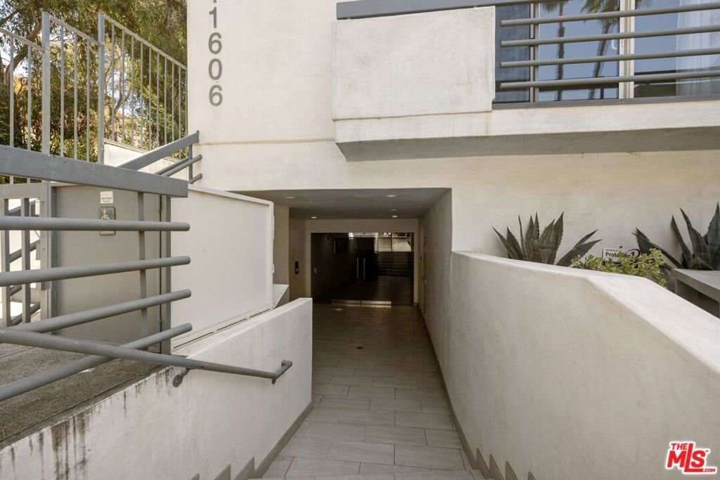 Condo in Los Angeles, California, United States 3 - 18008331