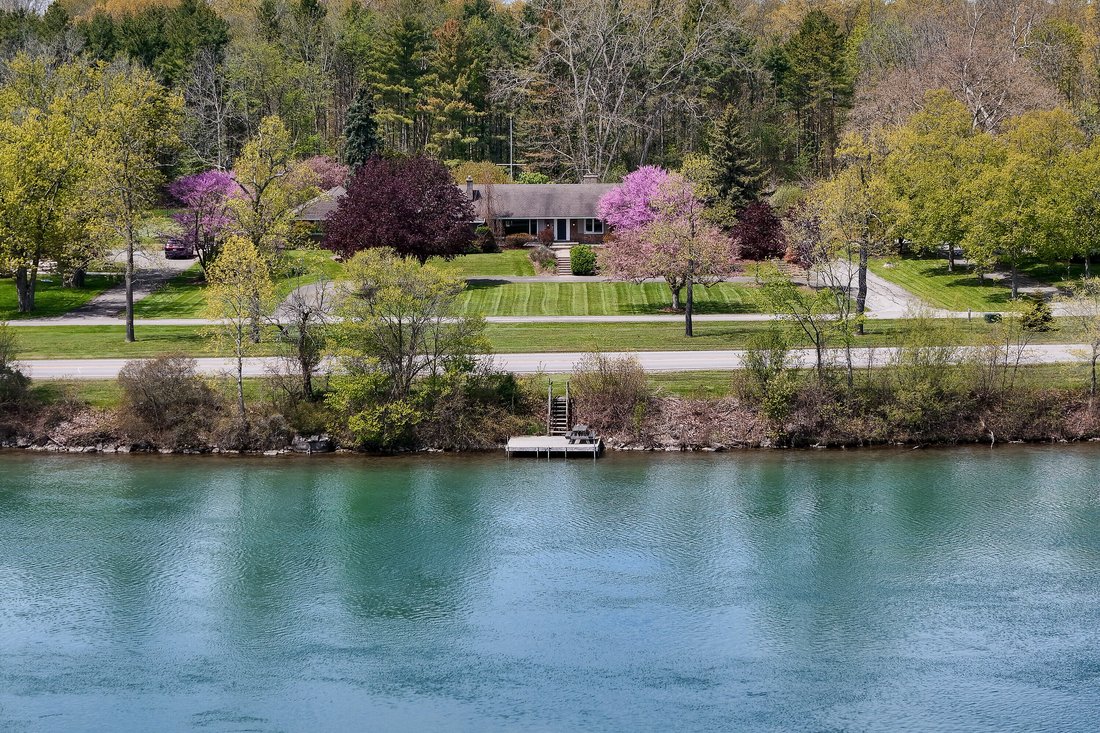 House in Niagara Falls, Ontario, Canada 1 - 18006144
