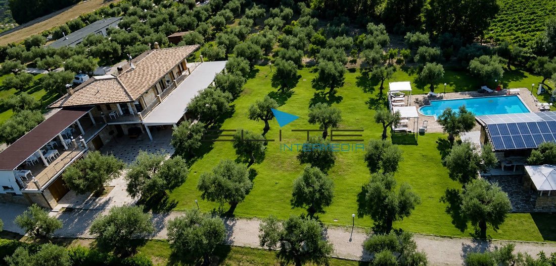 Villa in Loreto Aprutino, Abruzzo, Italy 2 - 17783450