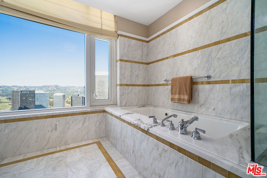 Condo in Los Angeles, California, United States 5 - 17987534