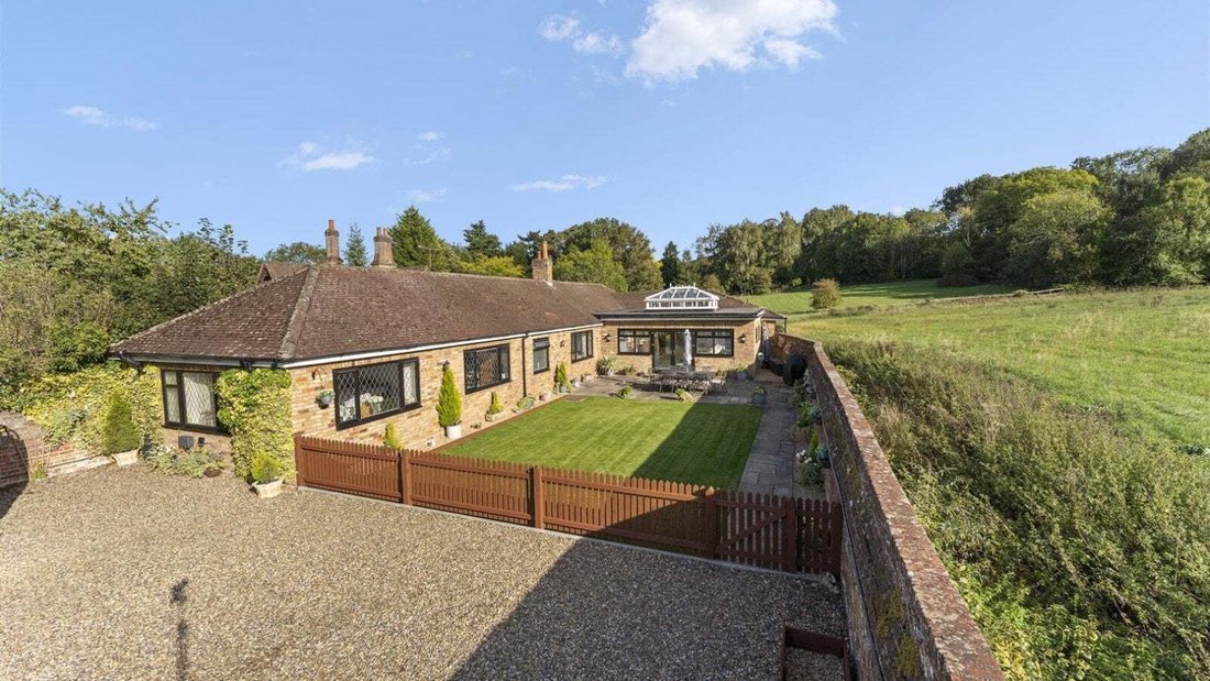 Bungalow in Tatling End, Gerrards Cross, England 1 - 16786597