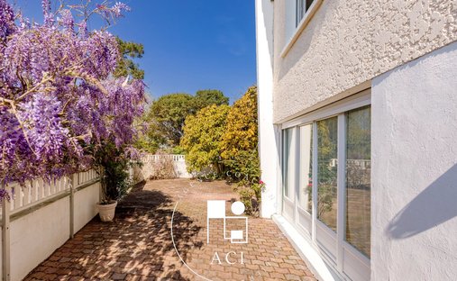 House in Aiguillon, Arcachon, France 1