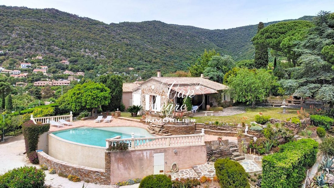 Estate in Rayol-Canadel-sur-Mer, Provence-Alpes-Côte d'Azur, France 2 - 18009123