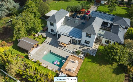 Estate in Bordeaux-Saint-Clair, Normandy, France 1