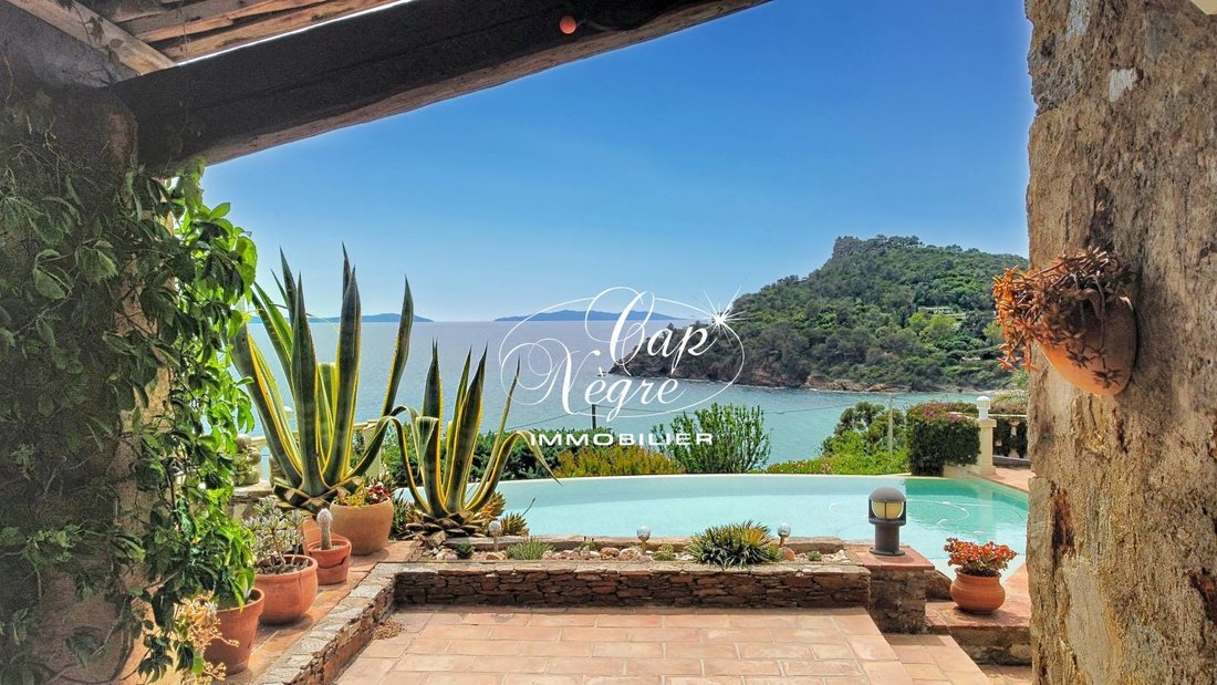 Estate in Rayol-Canadel-sur-Mer, Provence-Alpes-Côte d'Azur, France 1 - 18009123