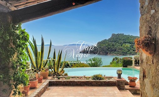 Estate in Rayol-Canadel-sur-Mer, Provence-Alpes-Côte d'Azur, France 1