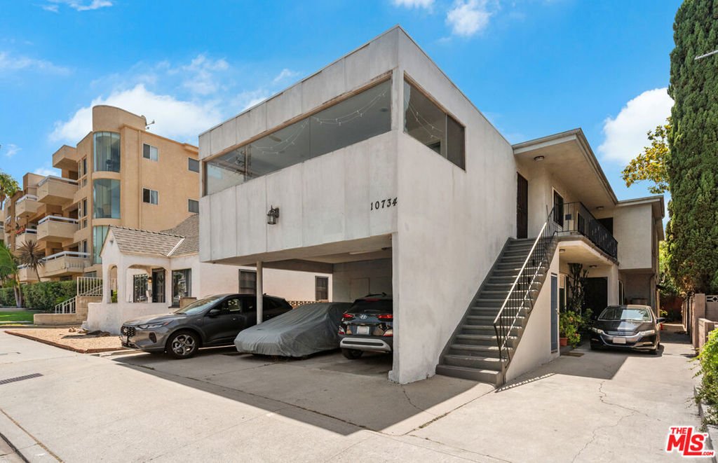 Los Angeles, California, United States 2 - 18008333