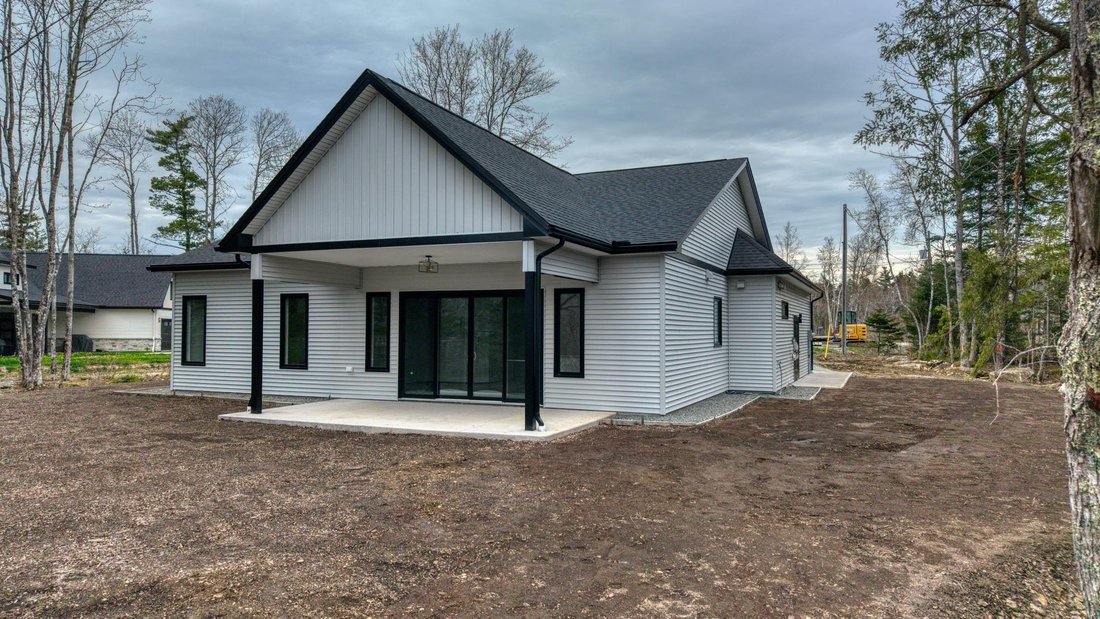 House in Lunenburg, Nova Scotia, Canada 3 - 16983815