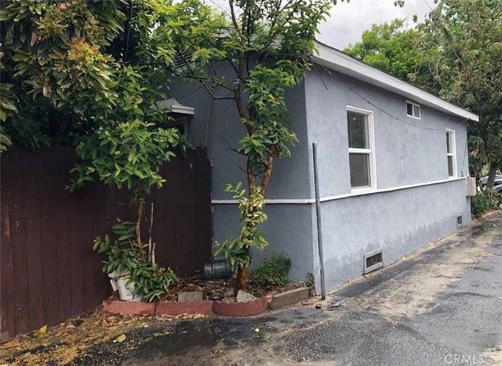 Burbank, California, United States 3 - 17540073
