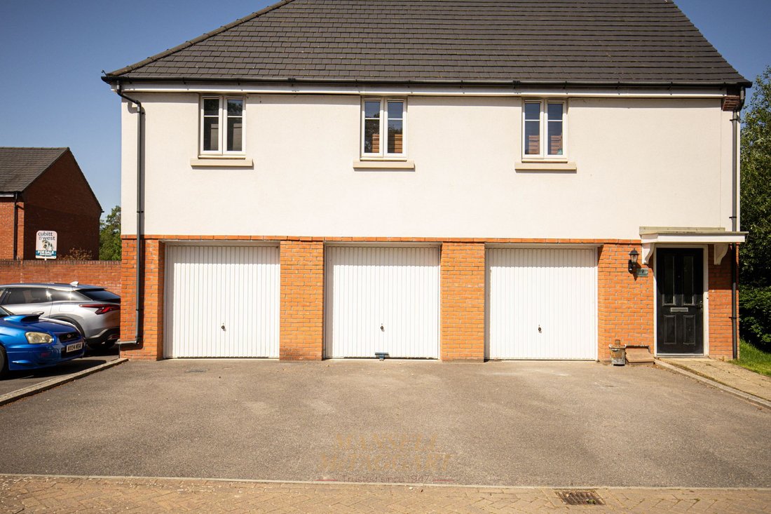 House in Crawley, England 3 - 17268112