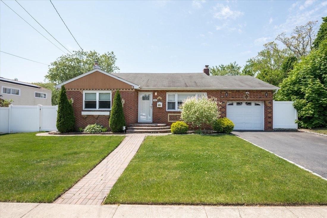 House in North Babylon, New York, United States 1 - 18007200