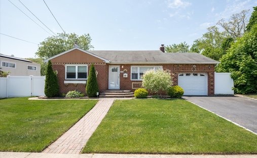 House in North Babylon, New York, United States 1