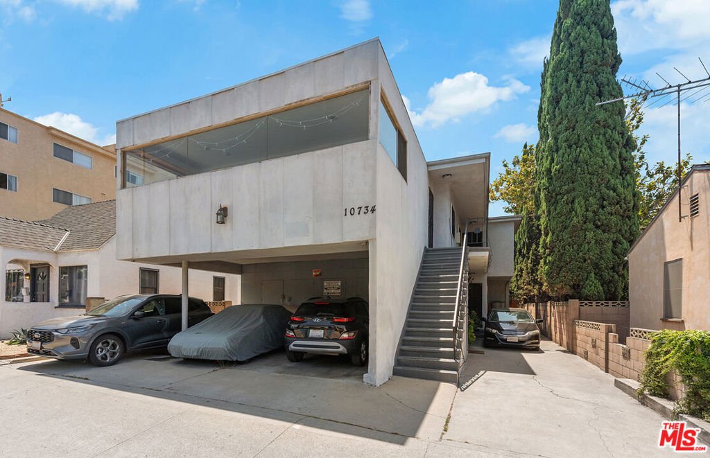 Los Angeles, California, United States 3 - 18008333