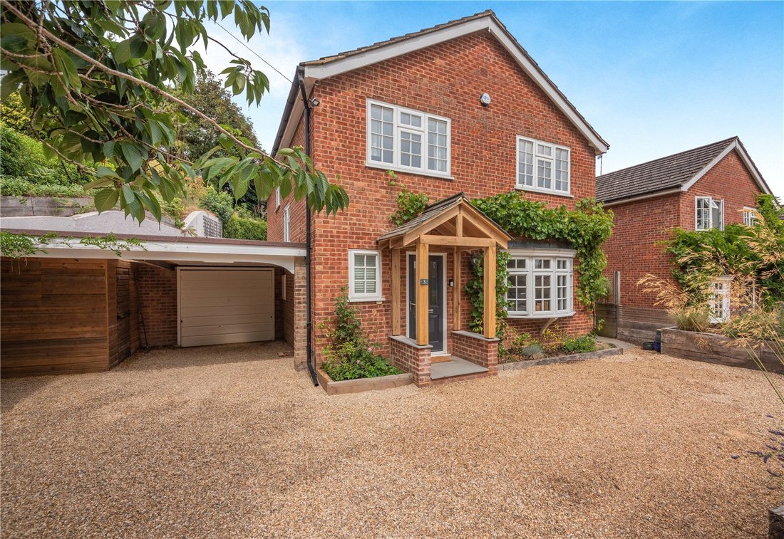 House in Lower Bourne (Farnham), Lower Bourne, England 2 - 17484614