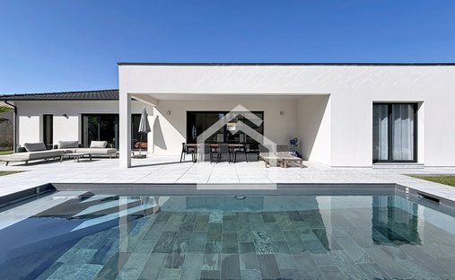 House in Saint-Aubin-de-Medoc, Nouvelle-Aquitaine, France 1