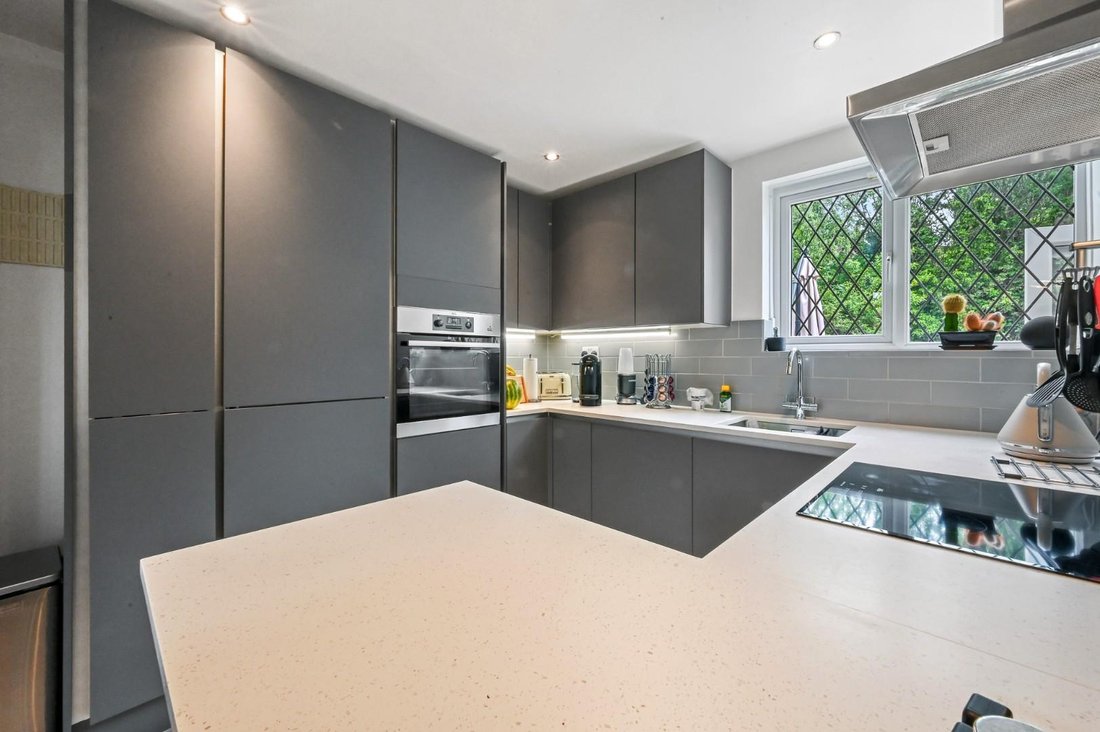 House in East Acton, Ealing, England 5 - 18012699