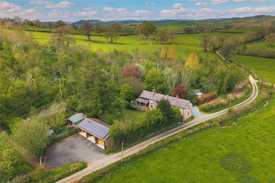 House in Llanfair Caereinion, Wales 1 - 18012965