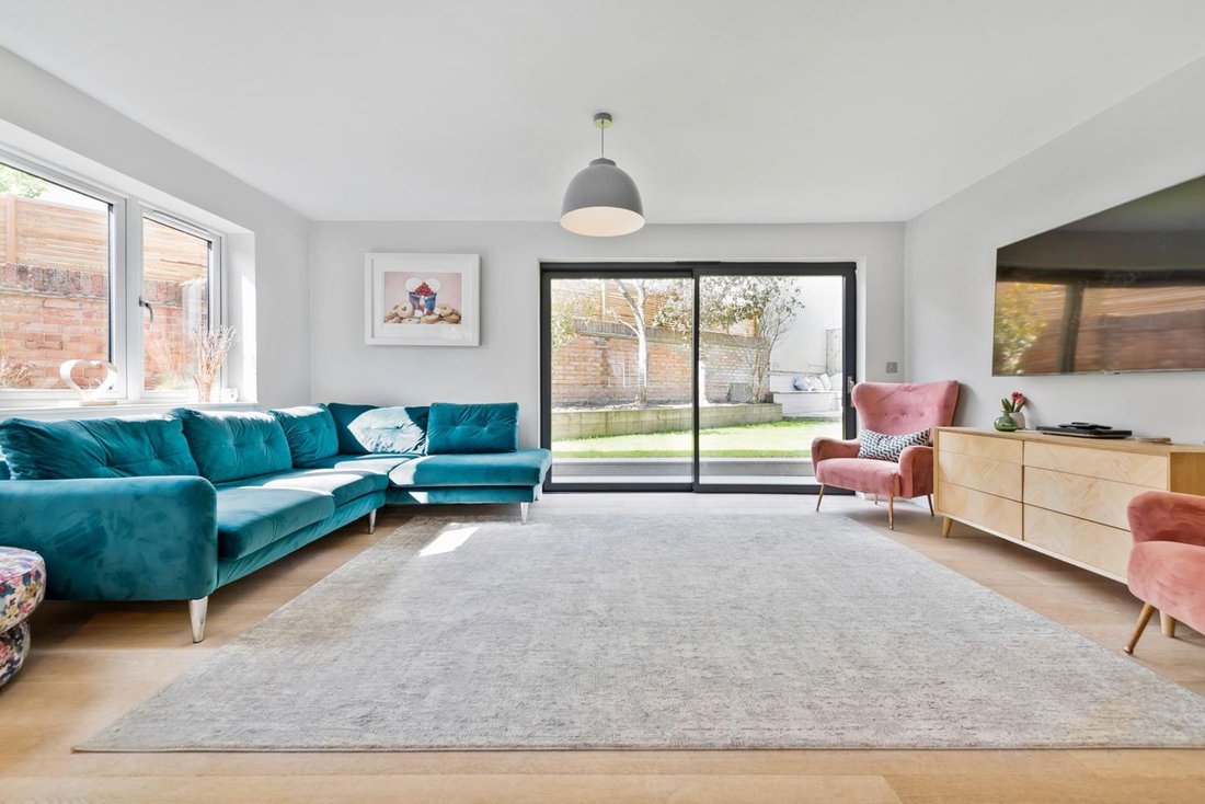 House in Sunninghill, England 3 - 18012720